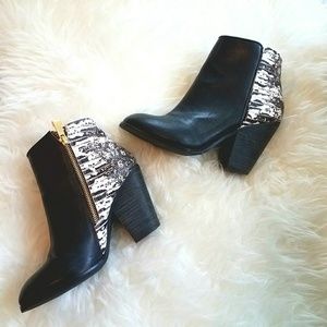 Report signature Women's Booties